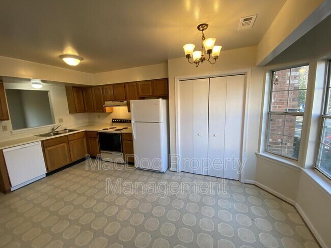 Foto del edificio - 16128 Clarence Ct