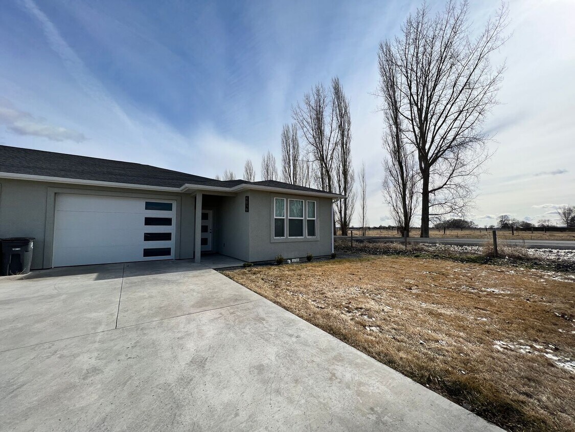 Foto principal - Newer Construction Condos in Moses Pointe!
