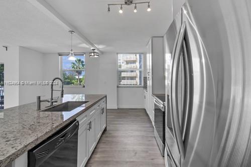 Building Photo - 4200 Hillcrest Dr