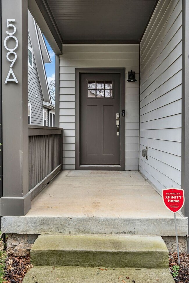 Foto del edificio - 4 BR, two-story rental with finished basement in WEHO!