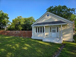 Building Photo - 3902 S Claire Blvd