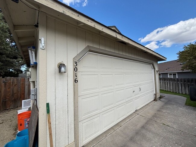 Building Photo - Spacious 3BR/2BA Home in Bend with Vaulted...