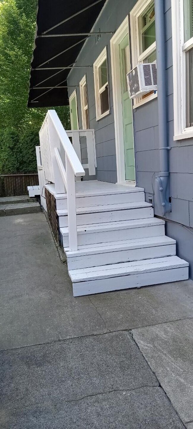 Foto del edificio - Spacious studio with hardwoods, lots of closet space and all dog friendly!