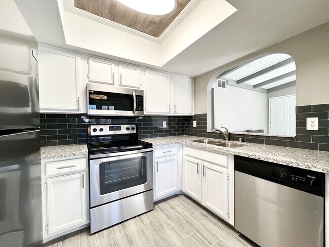 Foto del edificio - REMODELED 2BD/2BA NEAR JONES/SAHARA W/ COM...