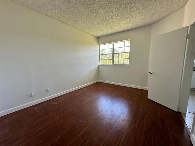 Foto del edificio - 800 Cypress Park Way