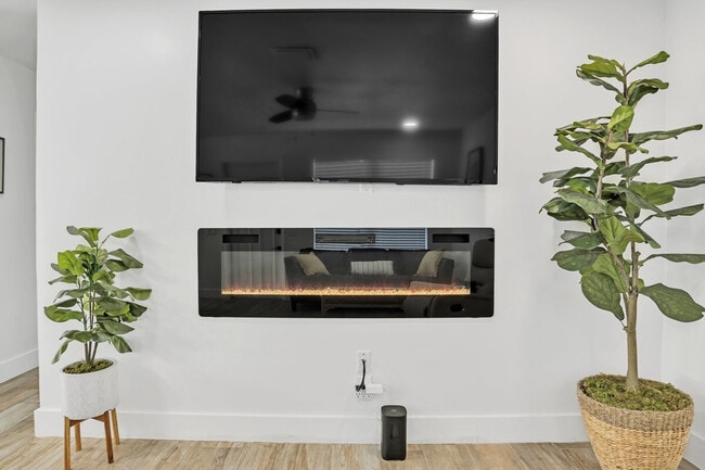 Building Photo - 1598 NE 38th St