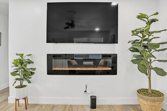 Building Photo - 1598 NE 38th St