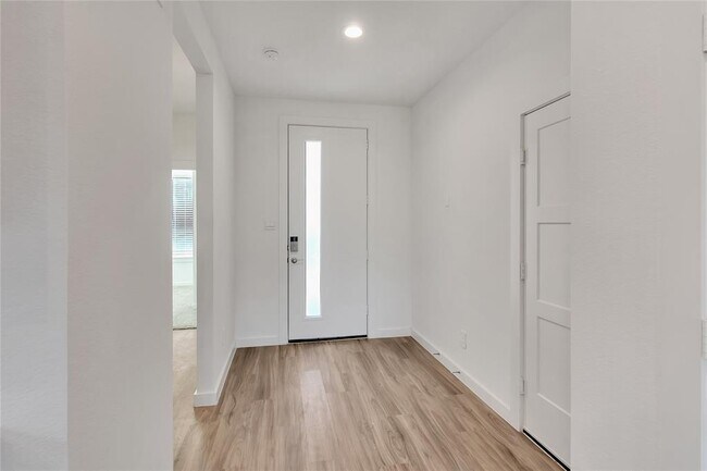 Building Photo - 10304 RAINBOW COVE Ln