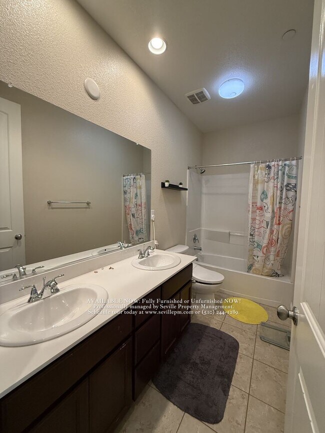 Foto del edificio - Stunning Tri-Level Townhouse with Bay Views!