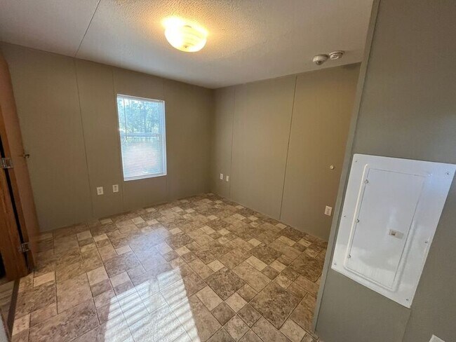 Building Photo - 27 Genes Ln