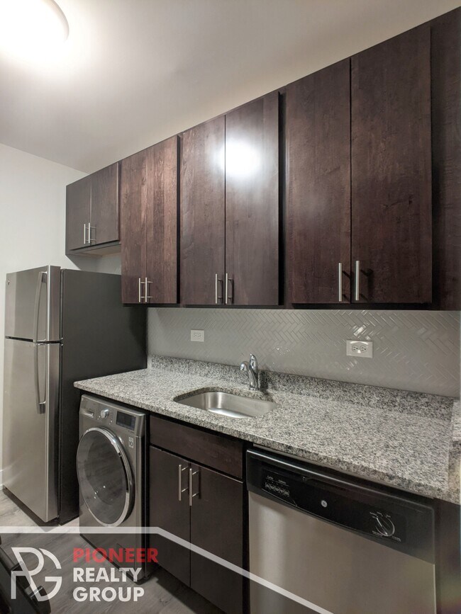 Foto del edificio - 711 W Brompton Ave