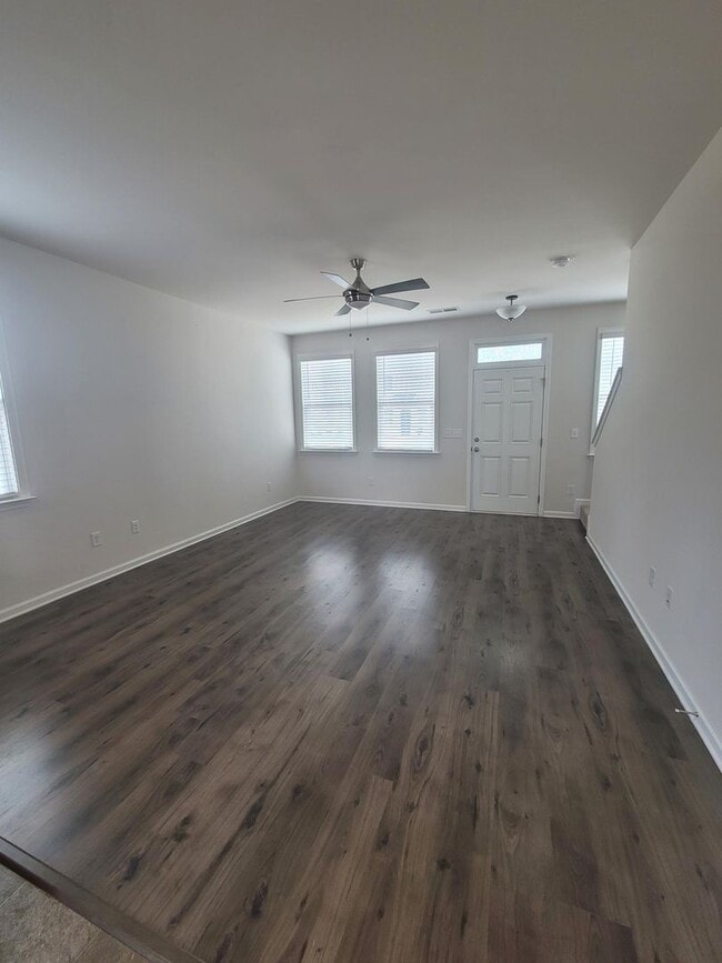 Building Photo - 3 Bed/ 2 full + 2 1/2 baths NEW Boiling Sp...