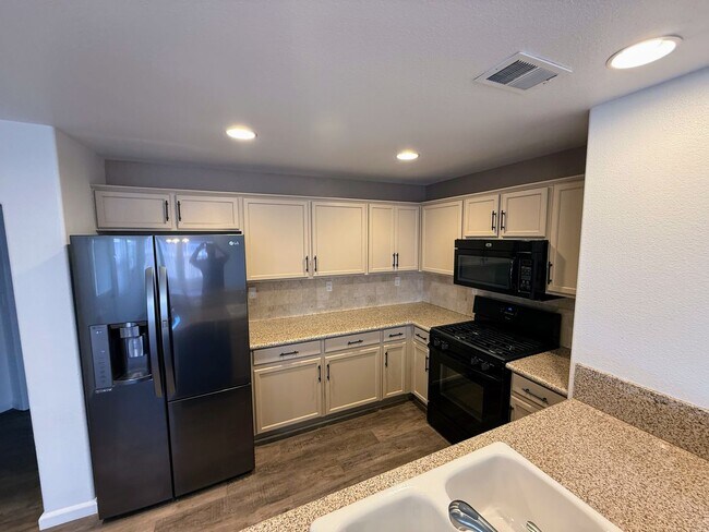 Foto del edificio - beautiful home  with exceptional views and...