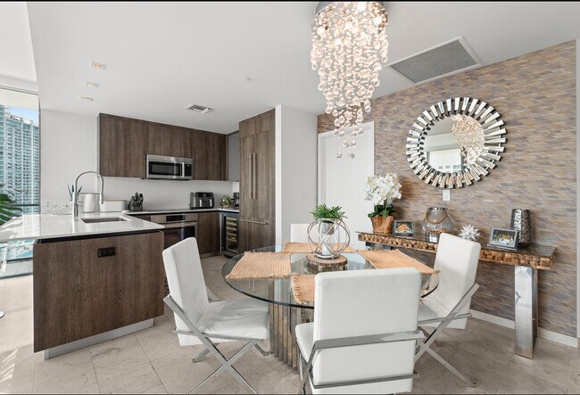 Building Photo - 950 Brickell Bay Dr