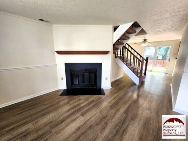 Building Photo - Charming 3br/1.5ba Townhome Updated, Convenient, And Move In Ready