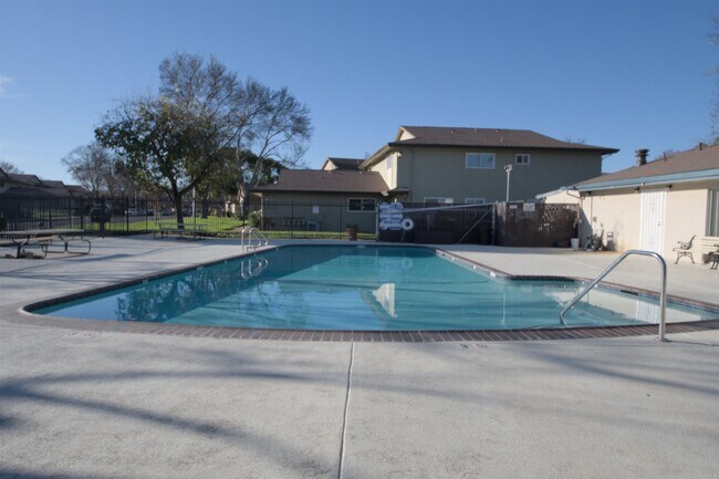 Foto del edificio - 1214 Sycamore Dr