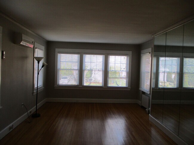 Building Photo - 410 Morse Ave