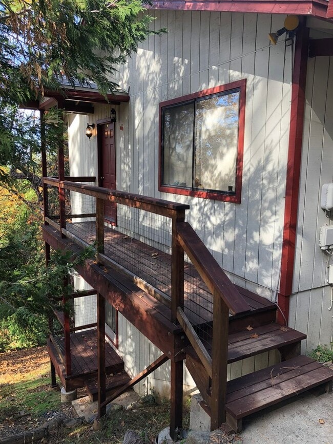 Building Photo - Beautiful Home in the Trees!!!  New Paint ...