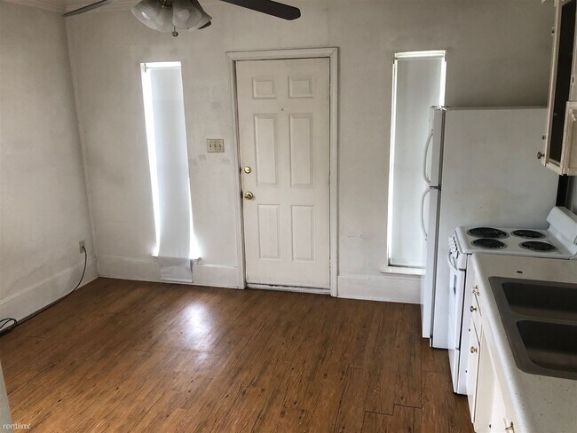 Foto del edificio - 1 br, 1 bath Triplex - 2207 N Elm Triplex ...