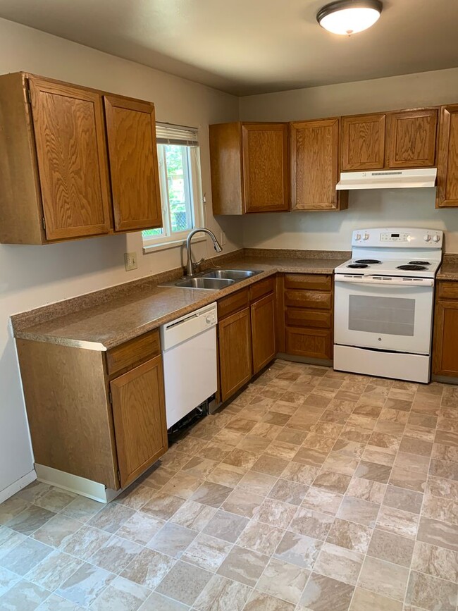 Foto del edificio - 3 Bed, 1.5 Bath Duplex in Central Fort Collins!