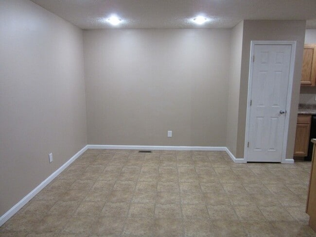 Building Photo - Large 5 Bedroom, 2 Bathroom Eastside Home - Pets Welcome*