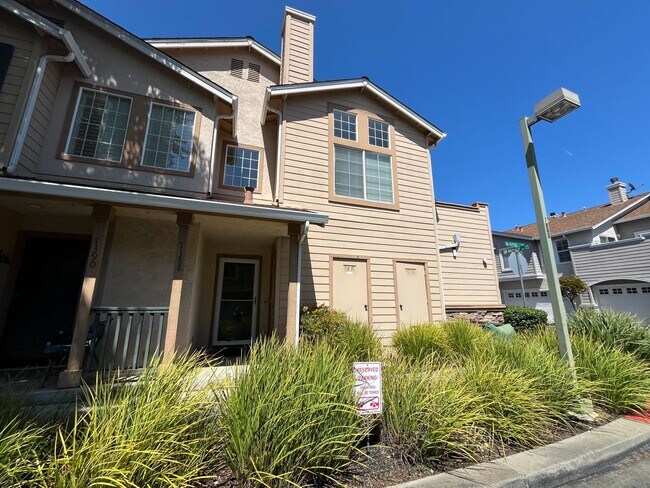 Building Photo - Two Bedroom Townhouse in Dublin!!