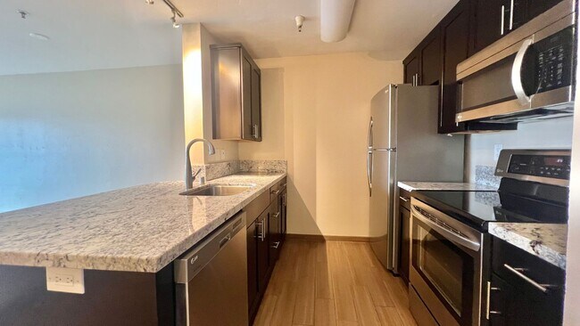 Foto del edificio - Top Floor Sweet and Spacious studio with resort style amenities and In-Unit Washer & Dryer!