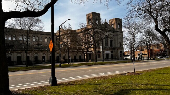 Building Photo - 4921 S King Dr