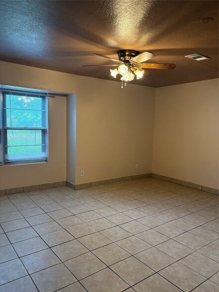 Building Photo - 415 Zinn Dr