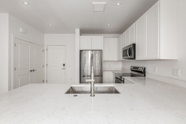 Foto del edificio - BRAND NEW Condo at SLOANS LAKE!