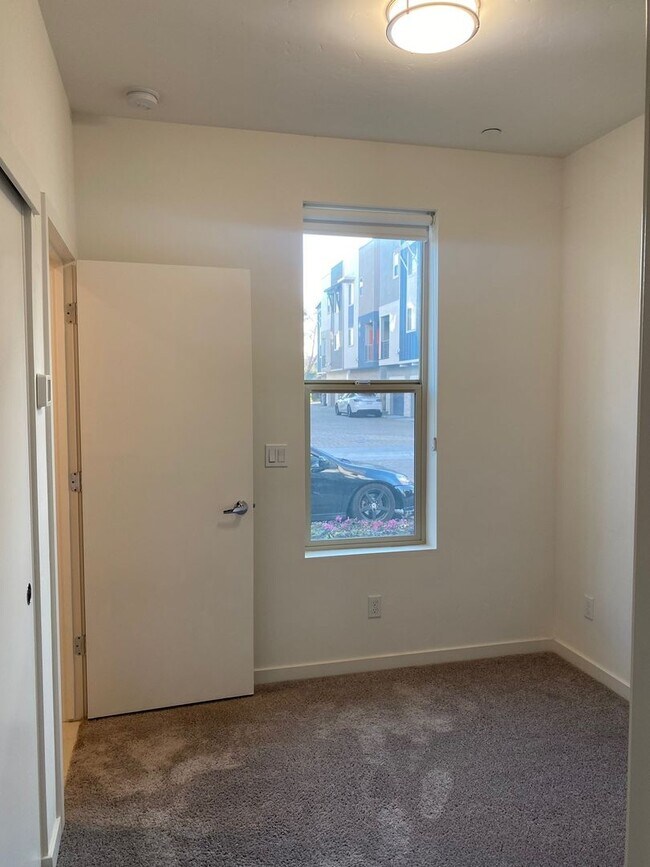 Foto del edificio - Vibrant 3 story 2bed/2.5bath home at the Mill at Broadway