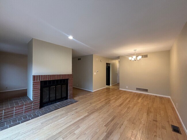 Foto del edificio - Large 3 bedroom, 2.5 bath townhome with 2-car garage!