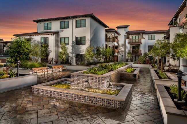 Courtyards - 657 Walnut St