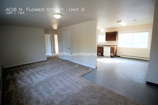 Building Photo - Top Floor FULLY Remodeled Three Bedroom