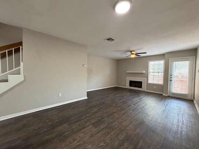 Foto del edificio - 7417 Kingswood Dr