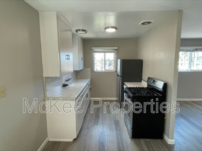 Building Photo - 816 1/2 Diamond Street