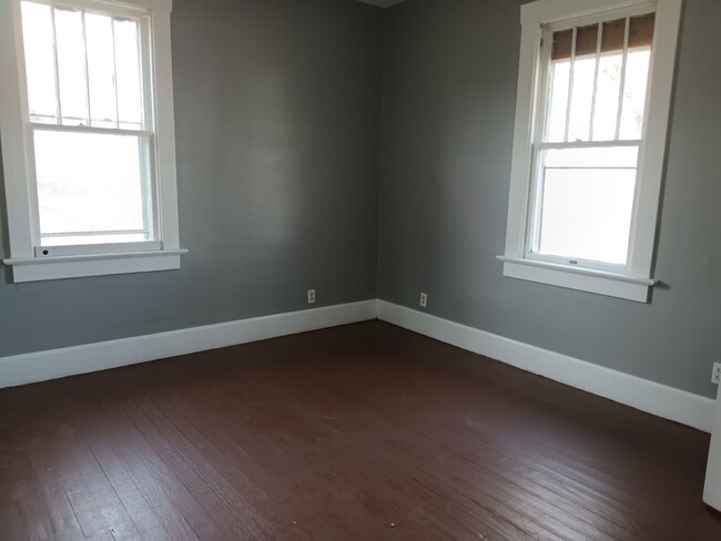 Building Photo - Available Now!! 2 bedroom home for rent in...