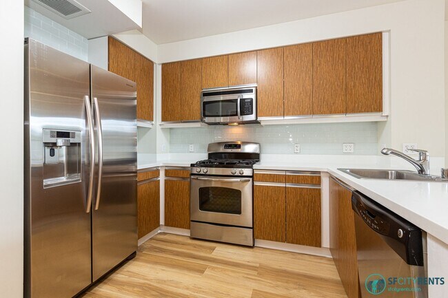 Foto del edificio - Bayview: Bi-Level 3 Bed 3 Bath w/ Parking,...