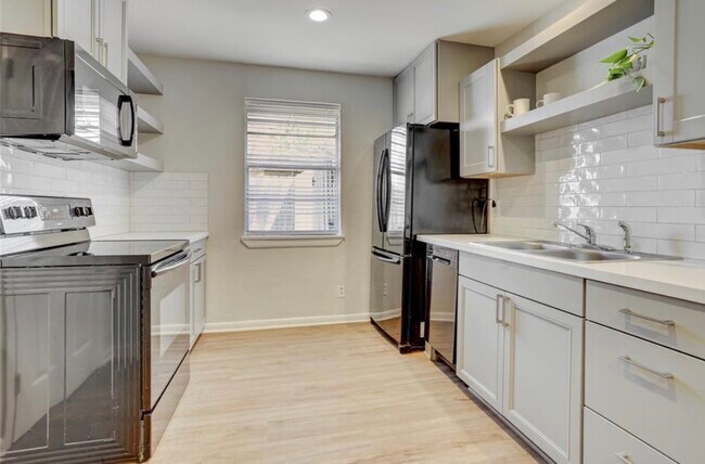 Building Photo - 334 Pennington Dr