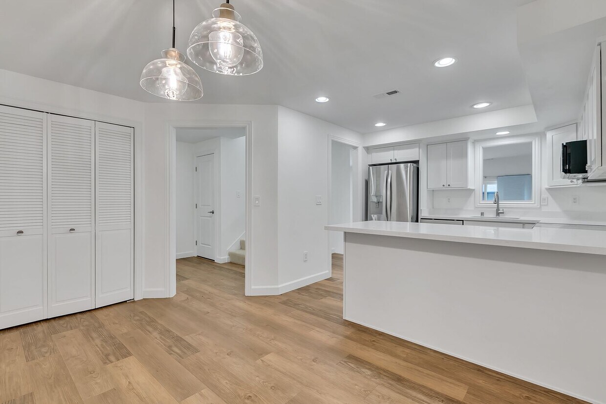 Primary Photo - Renovated 3BR Townhouse in Desirable Lakev...