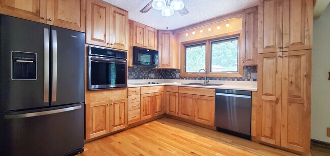 Building Photo - 820 Indian Hills Dr