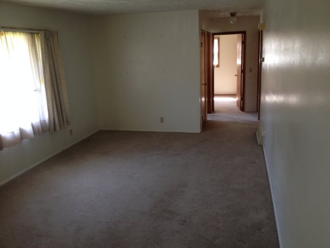 Building Photo - 1021 Valley Dr NW