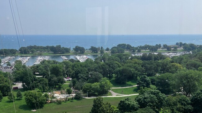 Foto del edificio - 2650 N Lakeview Ave
