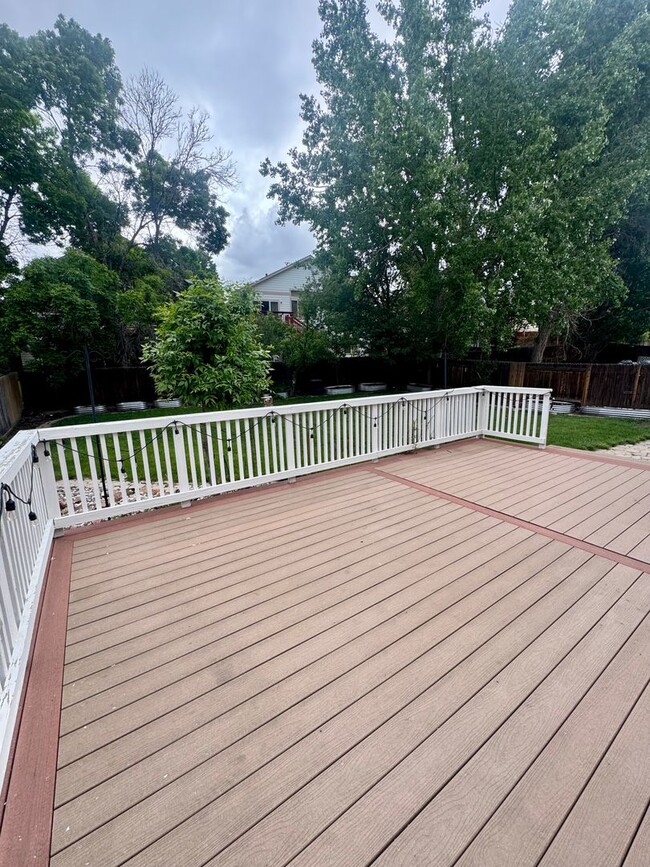 Building Photo - Gorgeous 4 bedroom with Loft and 3 car gar...