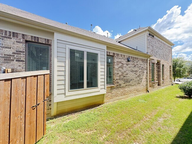 Foto del edificio - 7952 Ashwood Ln