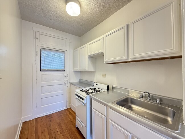 Foto del edificio - 836 W Cornelia Ave
