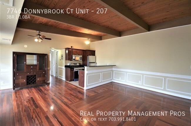 Building Photo - Bright and Open Top Floor Condo- Great View!