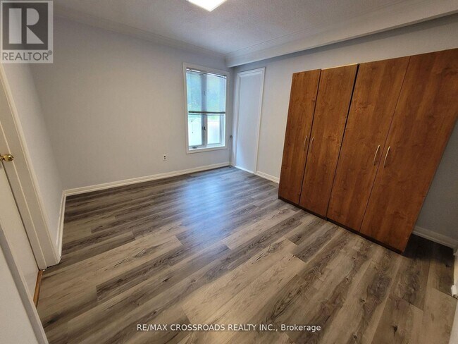 Photo du bâtiment - 124 Major Mackenzie Dr E