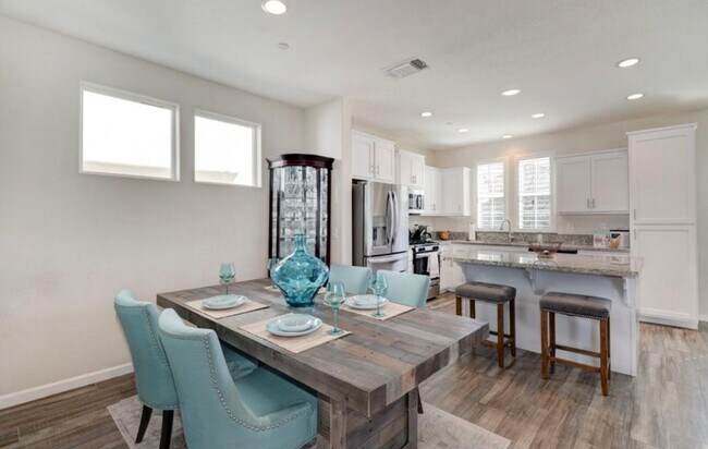 Foto del edificio - Beautiful North Natomas 3/2.5 Home - Pleas...