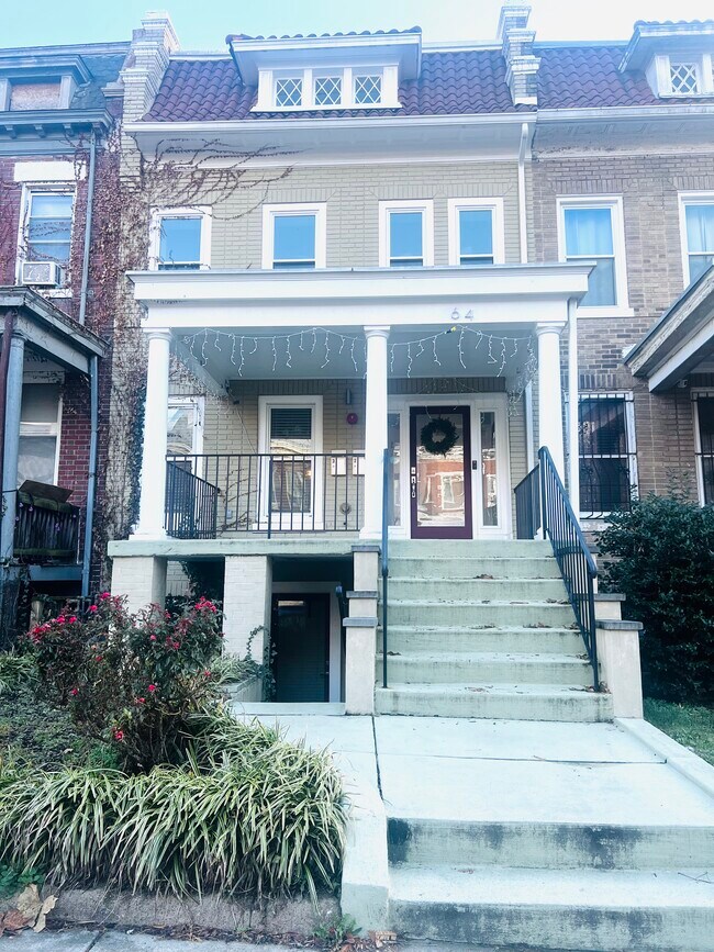 Foto del edificio - 64 W St NW